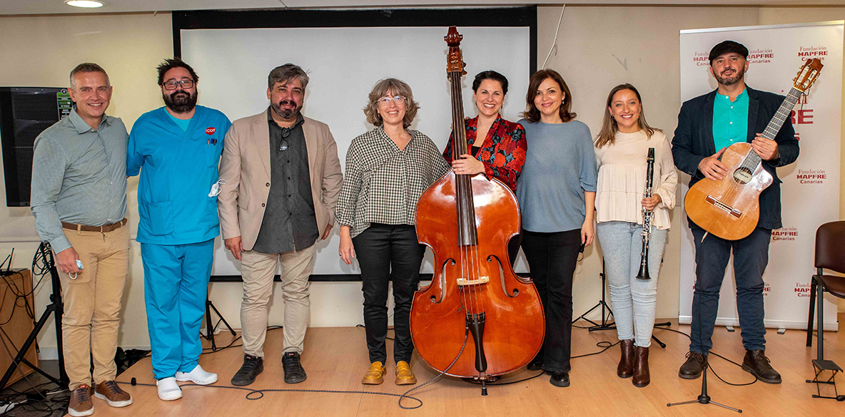 Representantes del IBF Social y Fundación MAPFRE Canarias junto a los músicos y responsables del Centro Sociosanitario El Pino durante el concierto de inauguración de la temporada.
