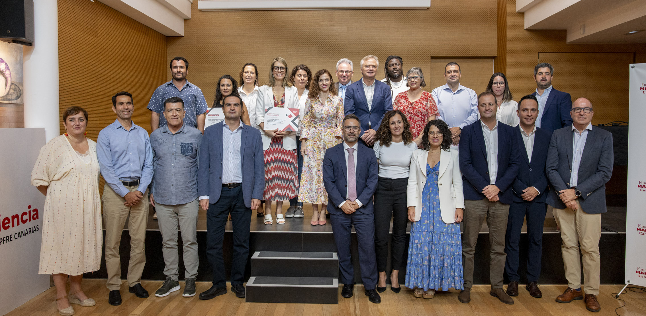 Foto de familia del acto de entrega de Ayudas Sociales de la Fundación MAPFRE Canarias en la edición de 2023