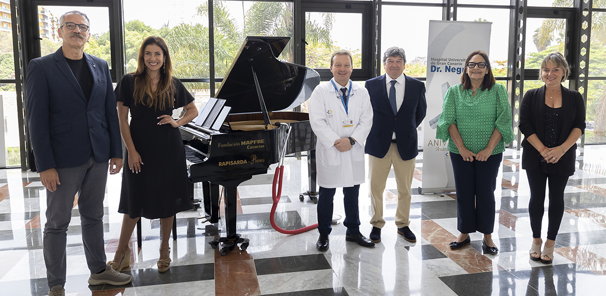 El Hospital Doctor Negrín acerca la música a usuarios y profesionales a través de un piano donado por la Fundación Mapfre Canarias y Enrique Rapisarda