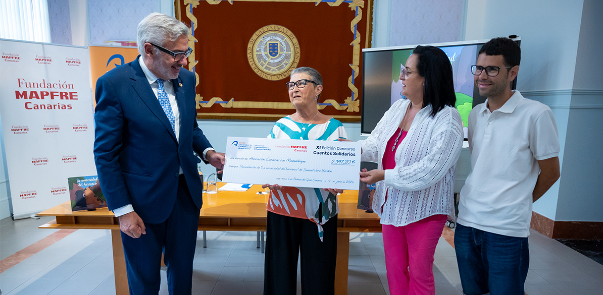 La Asociación Canarias con Mozambique recibe el Cheque Solidario del concurso de cuentos de la Fundación MAPFRE Canarias y la ULPGC 