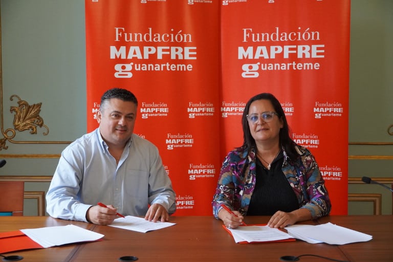 Esther Martel, directora de la Fundación MAPFRE Guanarteme y Diego López, presidente de El Museo Canario durante la firma del convenio que tuvo lugar el pasado 10 de mayo en la sede de la Fundación en la capital grancanaria.