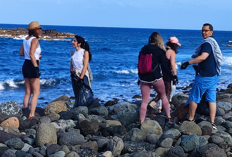 Participantes de «Emplea +35» se suman al voluntariado ambiental para la limpieza de playas