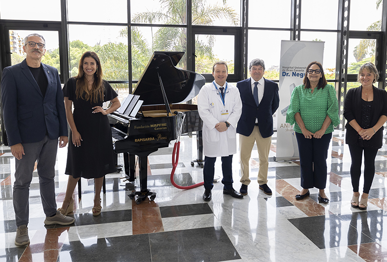 El Hospital Doctor Negrín acerca la música a usuarios y profesionales a través de un piano donado por la Fundación MAPFRE Canarias y Enrique Rapisarda