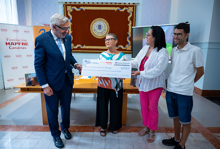 La Asociación Canarias con Mozambique recibe el Cheque Solidario del concurso de cuentos de la Fundación MAPFRE Canarias y la ULPGC