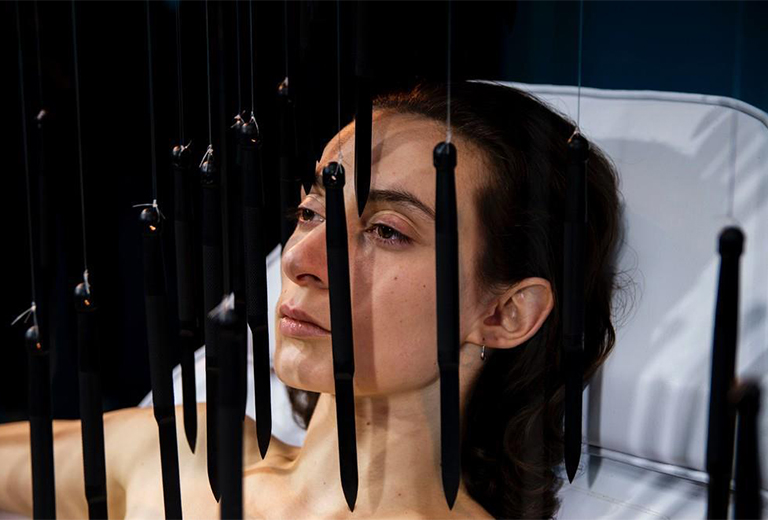La obra de Federica Dauri cierra la exposición «Inside Me» con su performance Blue