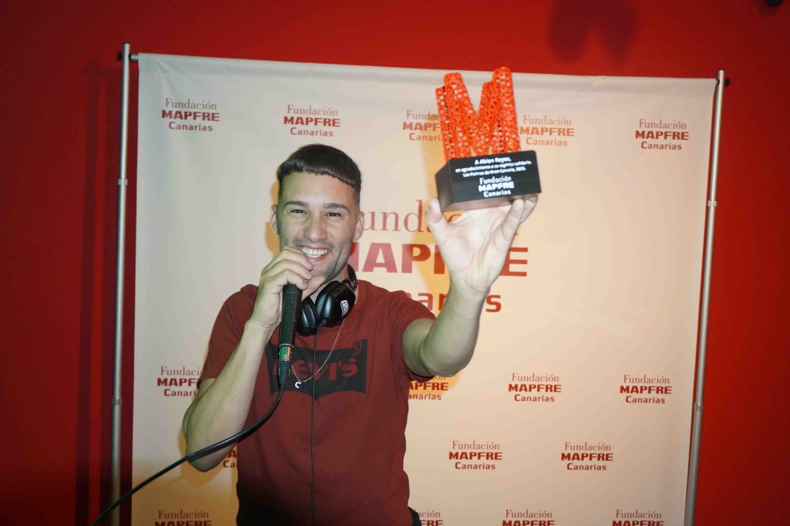 DJ Abián Reyes con el reconocimiento especial de Fundación MAPFRE Canarias por su espíritu inclusivo y solidario.