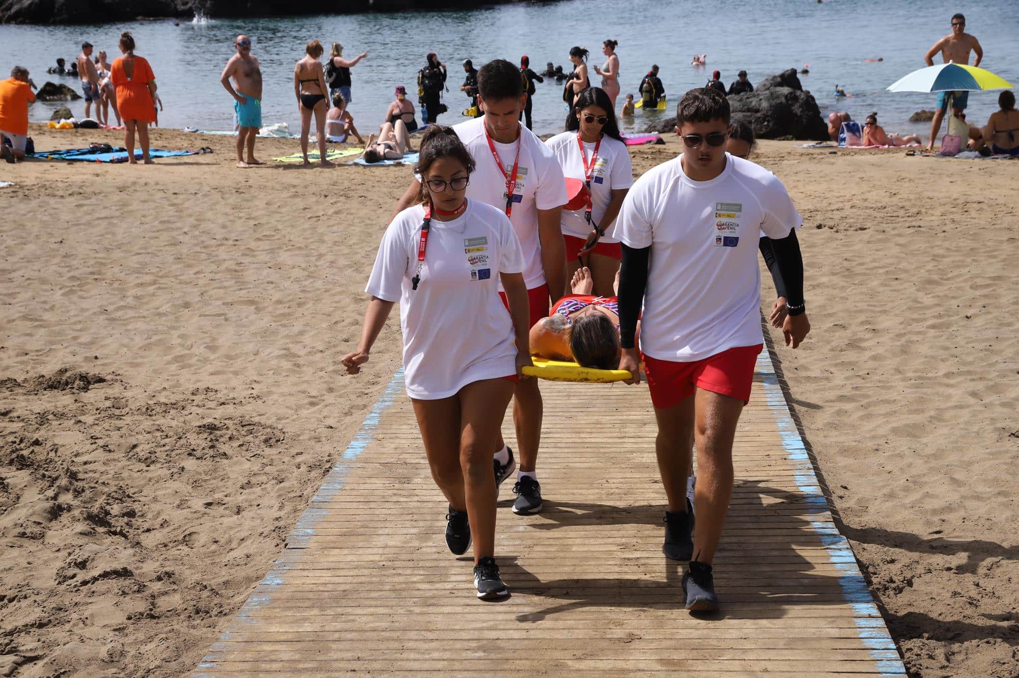 Alumnado del Plan de formación y alternancia en el empleo (PFAE) “Playas Seguras” durante el simulacro llevado a cabo en la presentación de la campaña en la Playa Chica de Puerto del Carmen.