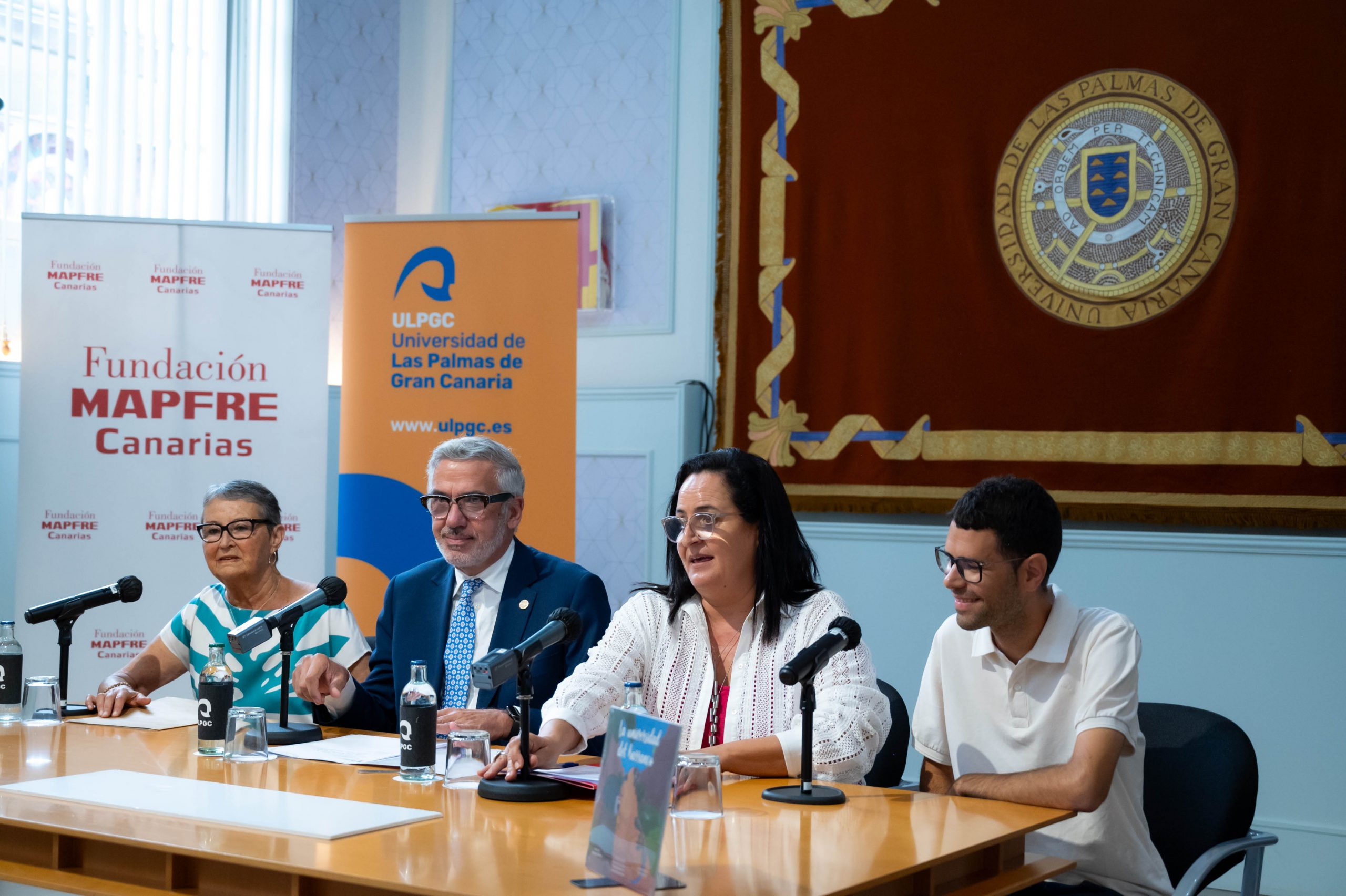 De izquierda a derecha: Leonor Hernández, presidenta de la Asociación canarias con Mozambique; Lluís Serra, rector de la ULPGC; Esther Martel, directora de la Fundación MAPFRE Canarias; y Samuel Vera Bordón, autor del cuento solidario 