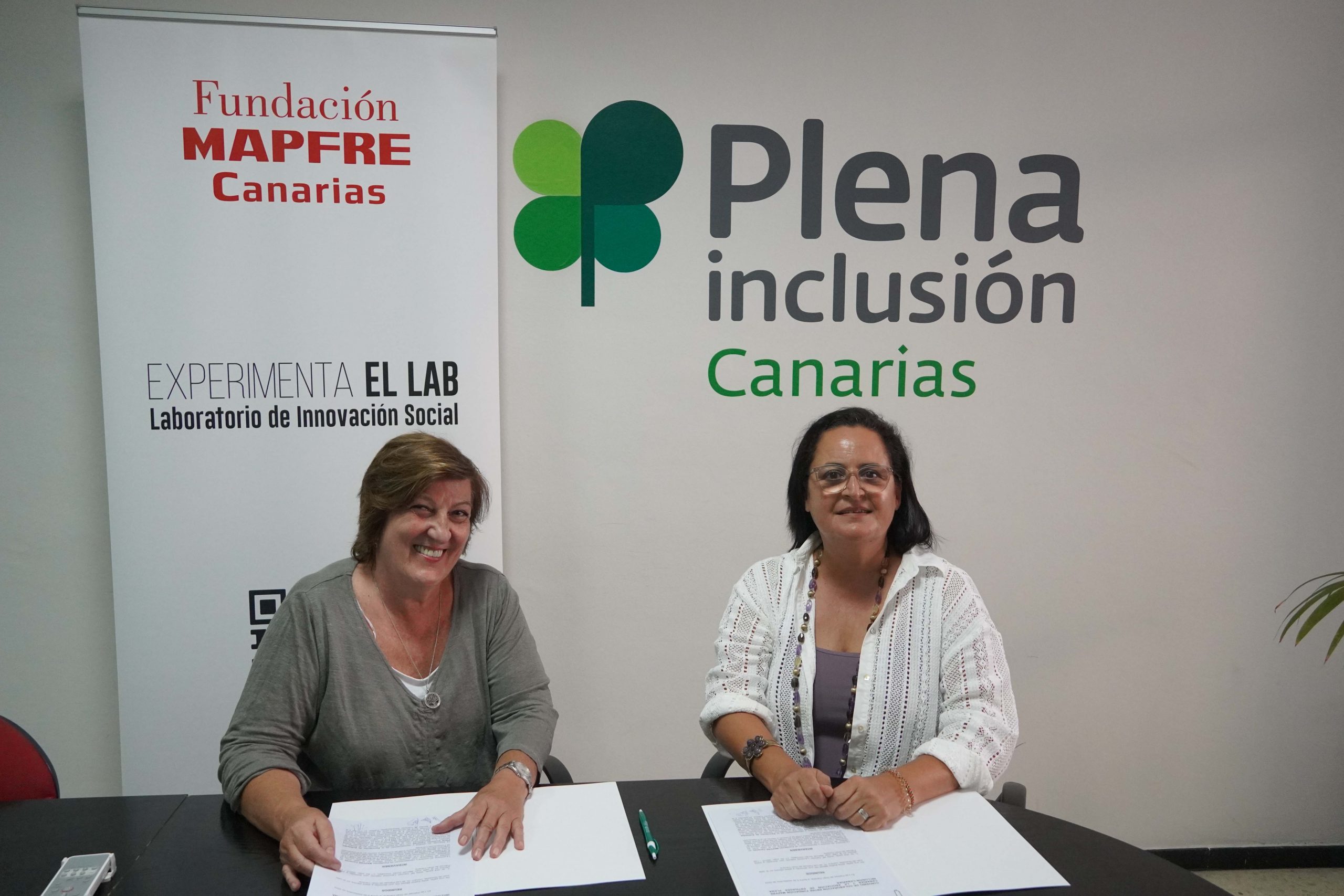 La presidenta de Plena inclusión Canarias, María del Carmen Laucirica Gabriel (Izquierda) y la directora de Fundación MAPFRE Canarias, Esther Martel Gil (Derecha).