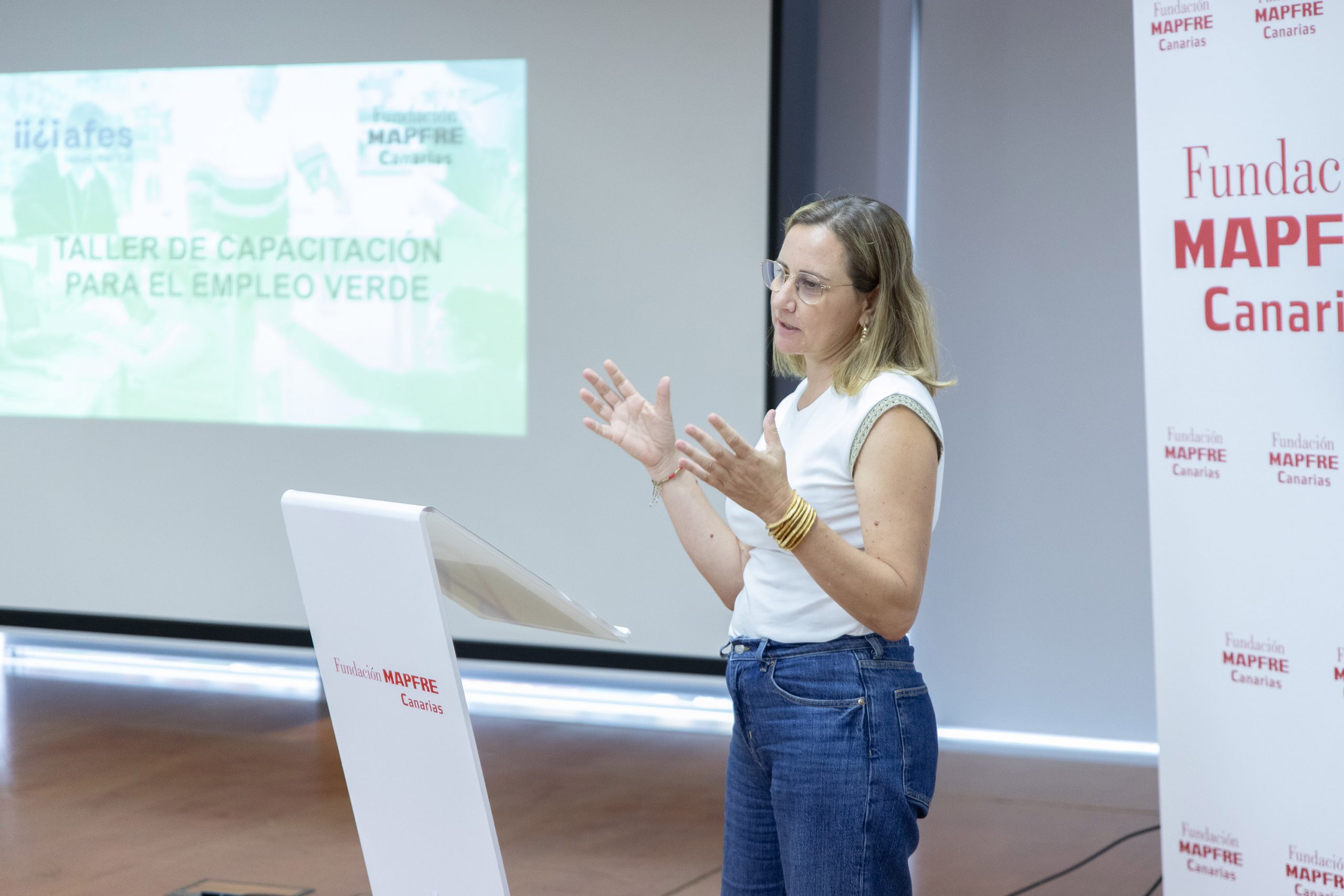 Laura Ojeda, coordinadora del programa Juntos Somos Capaces de Fundación MAPFRE Canarias durante un momento de su intervención en el acto de entrega de diplomas. 