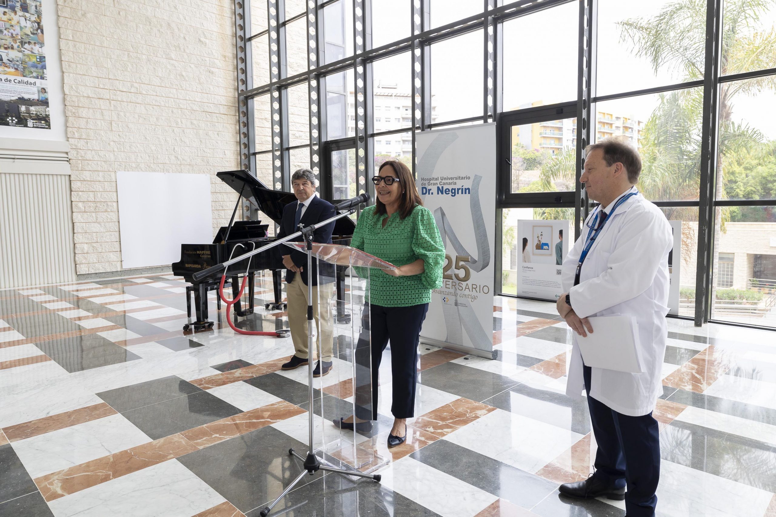 La vicepresidenta de la Fundación MAPFRE Canarias, Isabel Suárez, durante su intervención en la inauguración de este espacio para la música en el Hospital Doctor Negrín.