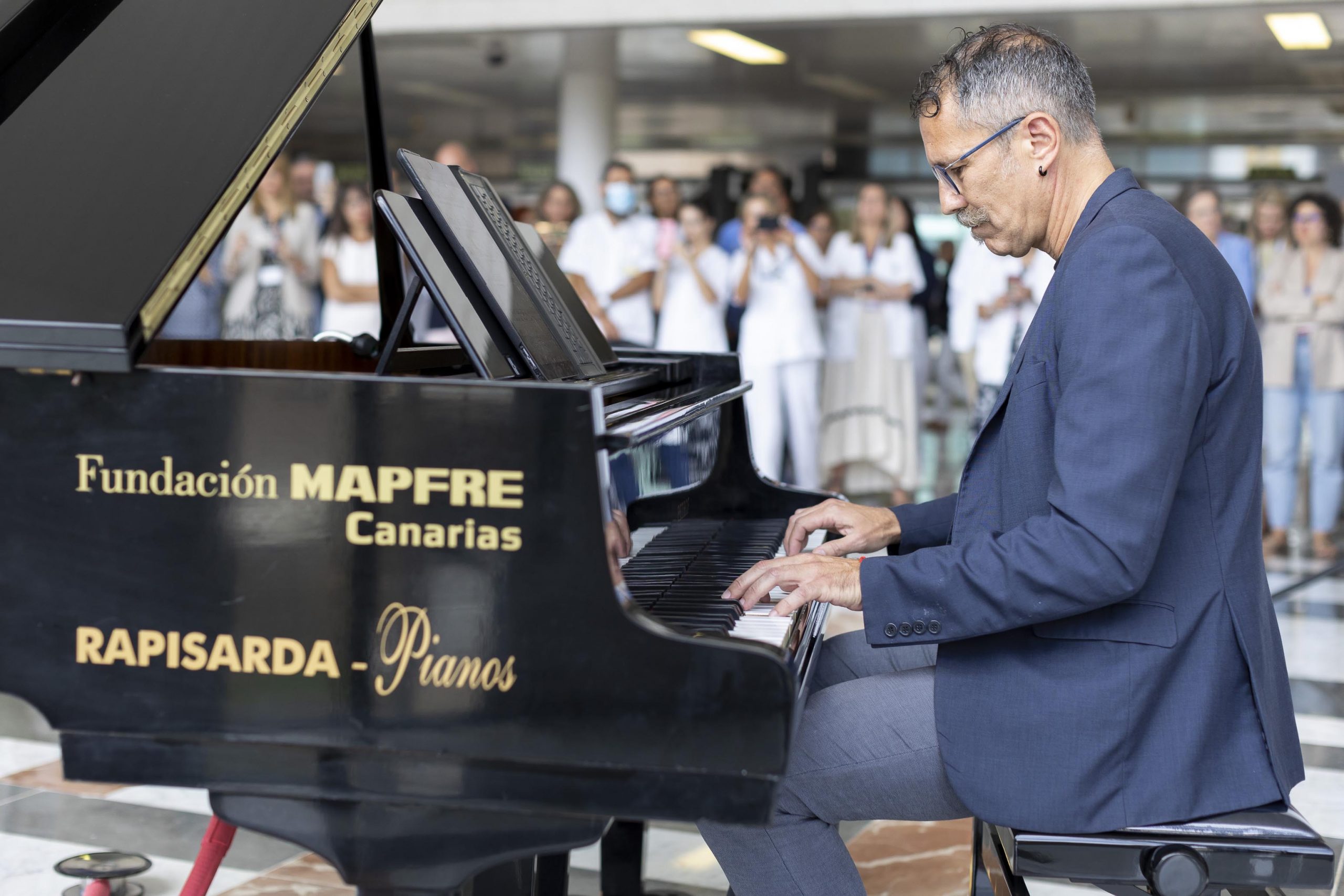 El pianista Antonio Brito inauguró este instrumento que a partir de hoy podrán tocar todas las personas que lo deseen.