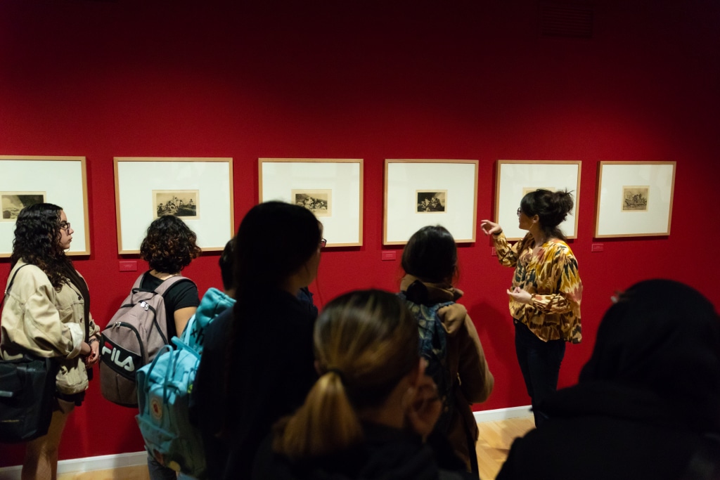 Leyre Bozal, conservadora de las colecciones Fundación MAPFRE, durante la inauguración de la exposición «Francisco de Goya. Desastres de la guerra», Colecciones Fundación MAPFRE.