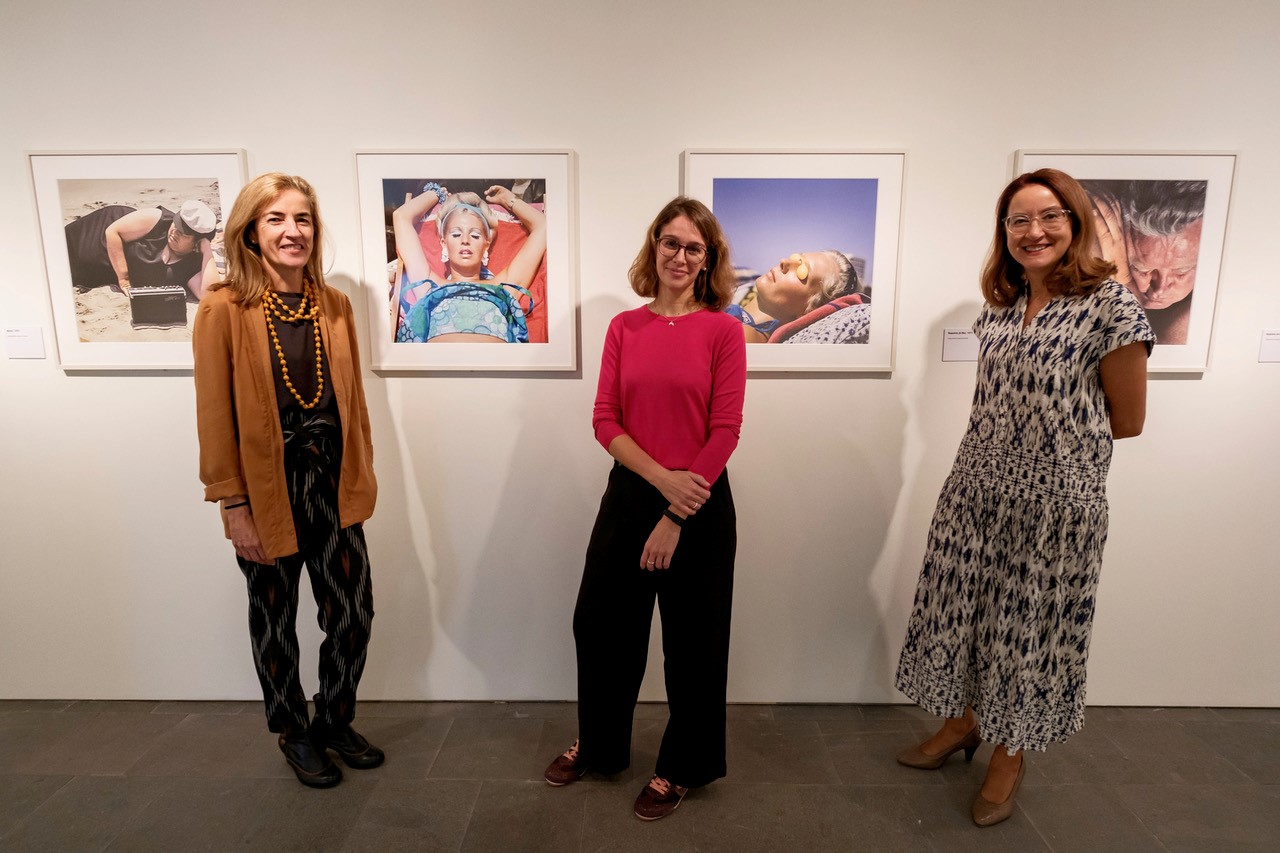 Sonia y Gloria Pérez-Siquier, hijas del artista, junto a maría Martínez Cid, responsable de exposiciones de Fundación MAPFRE.