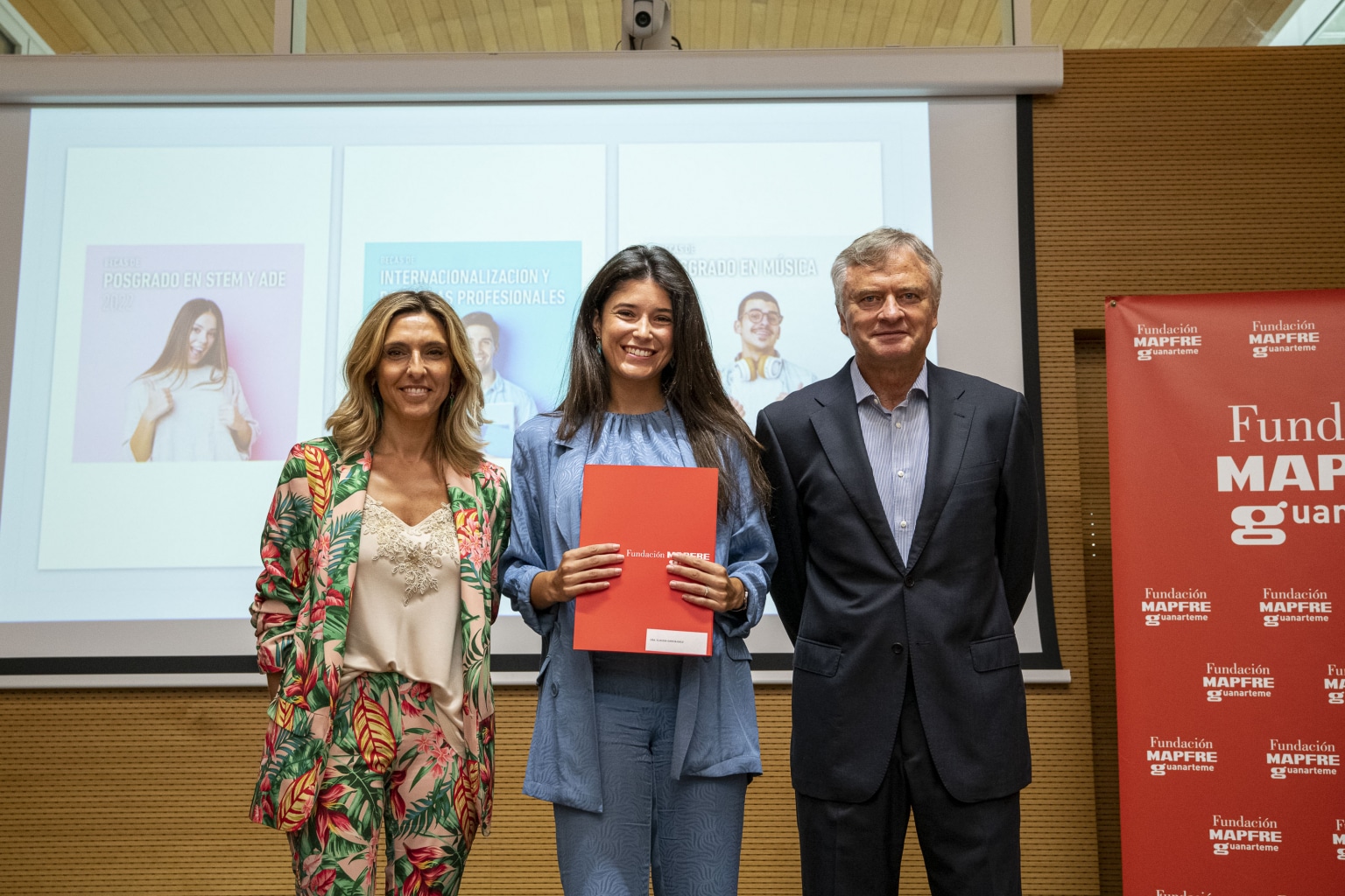 Ignacio Baeza, junto a la patrona de la Fundación, Eva Tamayo y Claudia García Báez, que cursará un Máster in Digital Marketing en el IE Business School becada por la Fundación.