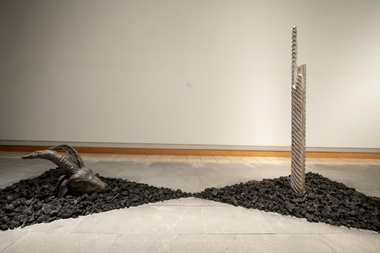 Soliloquio en la grieta. Escultura policromada, madera y carbón. 260 x 120 x 132 cm. 2021.