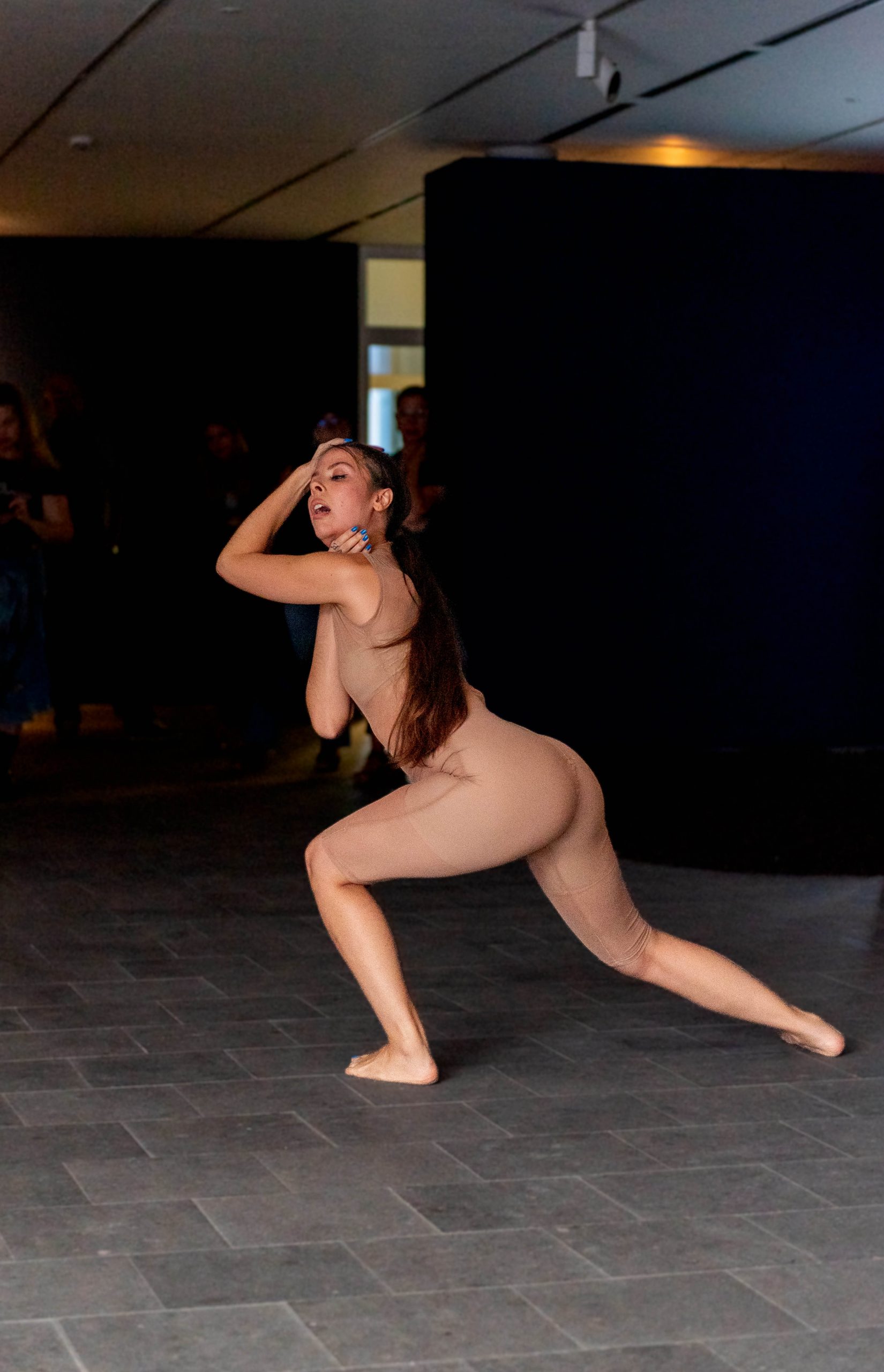 La bailarina y coreográfica canaria Violeta Aguilera durante un momento de su actuación durante la inauguración de la exposición.